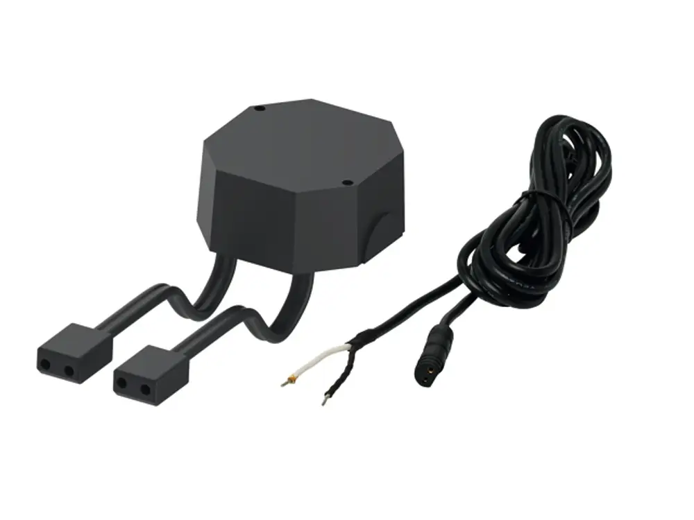 TECE Transformator mit zwei Anschlusskabeln für die Verbindung zu elektrischen Geräten, ausgestattet mit verschiedenen Anschlussmöglichkeiten für die Montage.